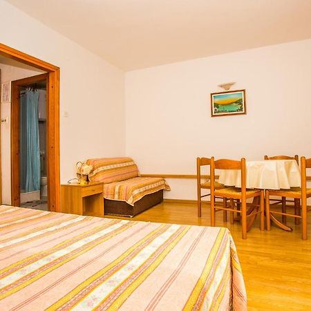 Apartmani Pava Omis Luaran gambar