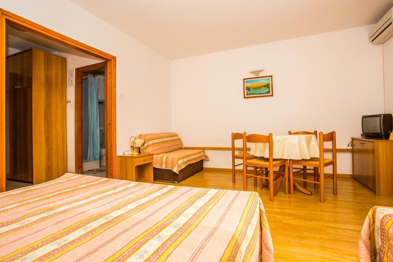 Apartmani Pava Omis Luaran gambar