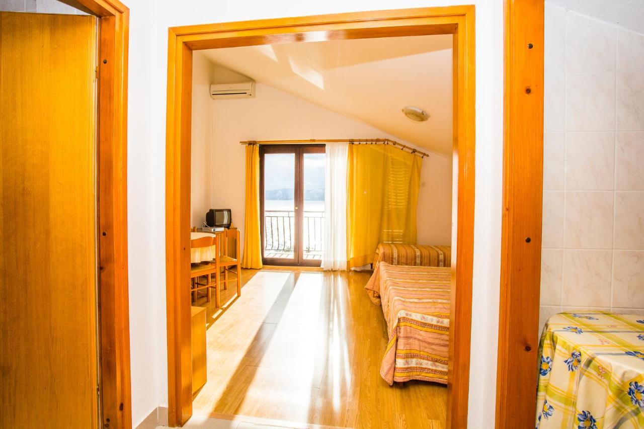 Apartmani Pava Omis Luaran gambar
