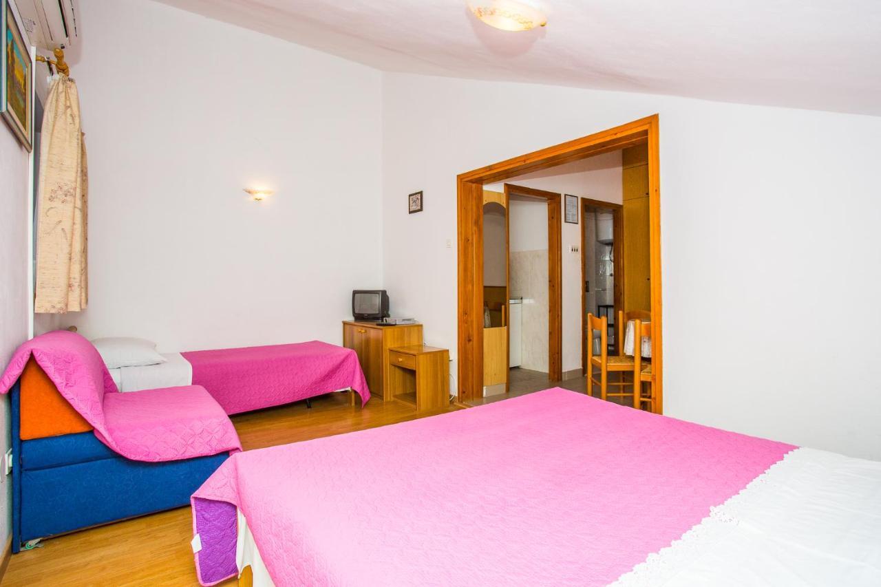 Apartmani Pava Omis Luaran gambar