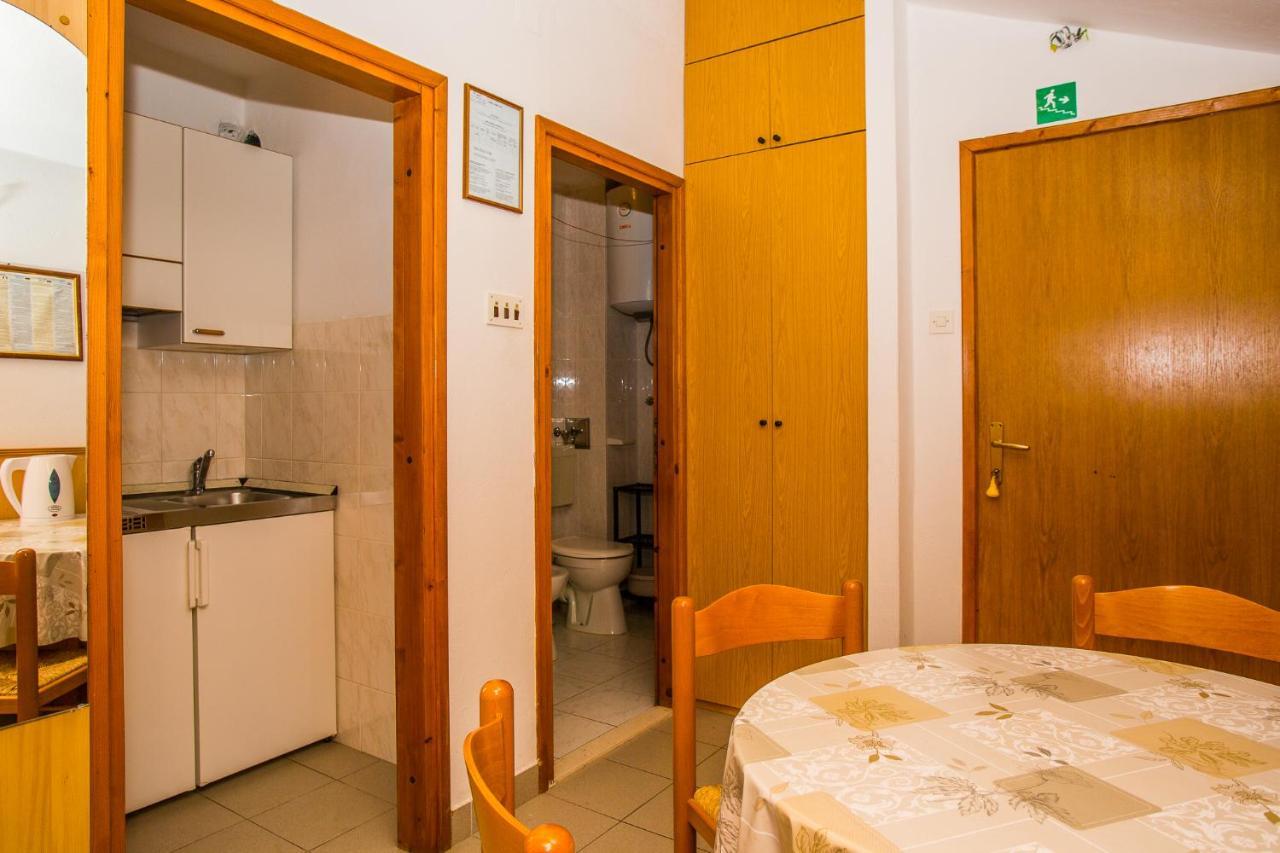 Apartmani Pava Omis Luaran gambar