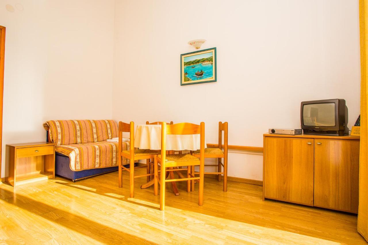 Apartmani Pava Omis Luaran gambar