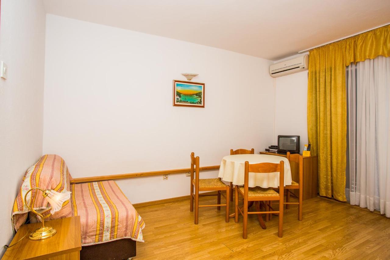 Apartmani Pava Omis Luaran gambar