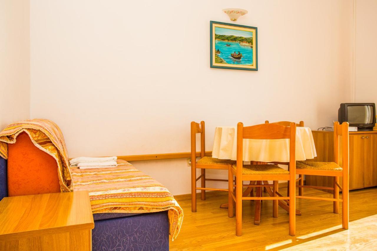 Apartmani Pava Omis Luaran gambar