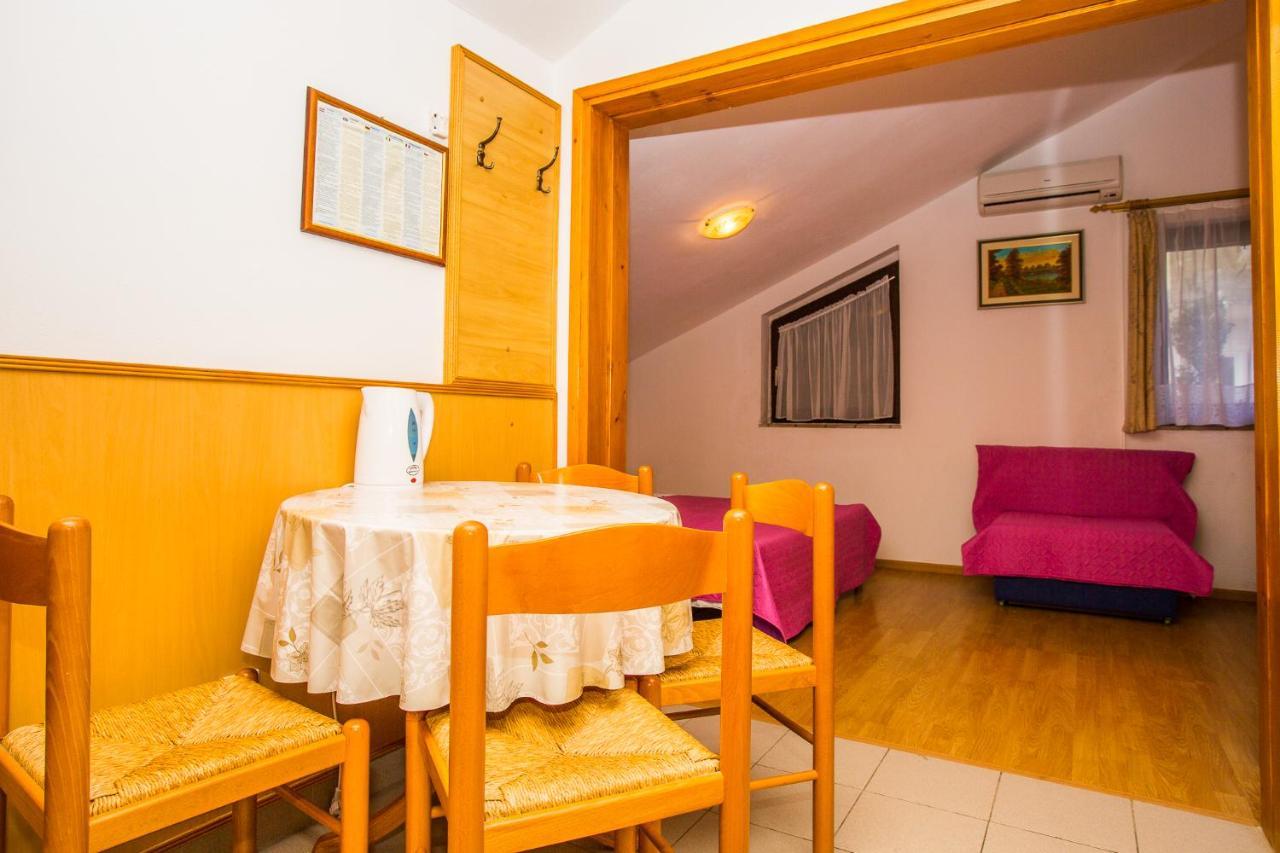 Apartmani Pava Omis Luaran gambar